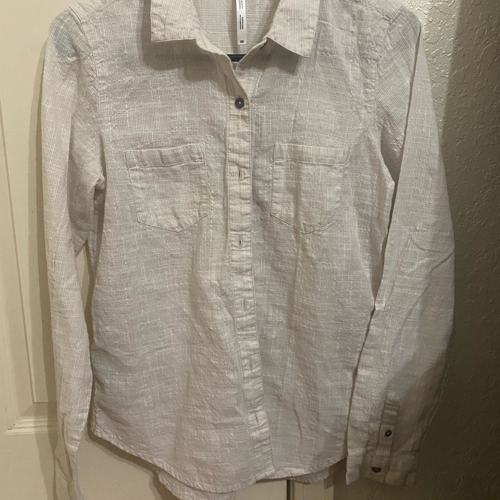 KÜHL XS White Textured Stripe Roll-Tab Button Down Shirt EUC